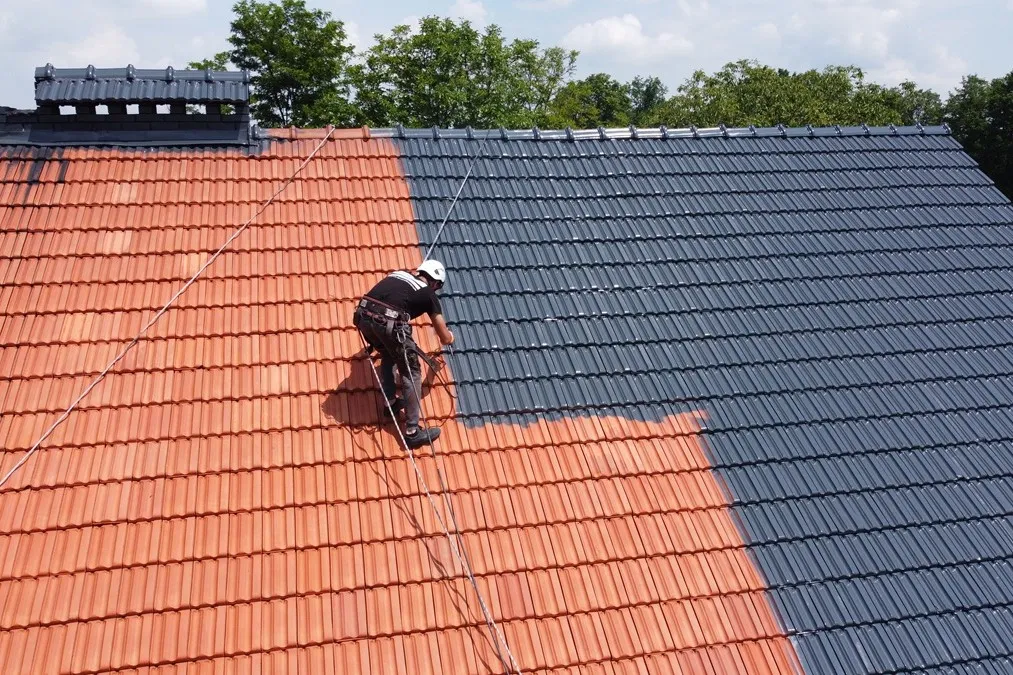 Dlaczego malowanie dachu wydłuża jego żywotność?