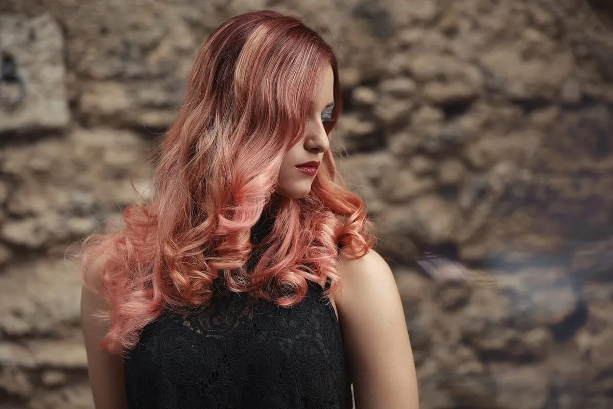 Jak stosować hennę do włosów, aby uzyskać zdrowe i lśniące pasma