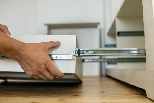 Jak wyjąć szufladę z szafki Cersanit: Instrukcja krok po kroku