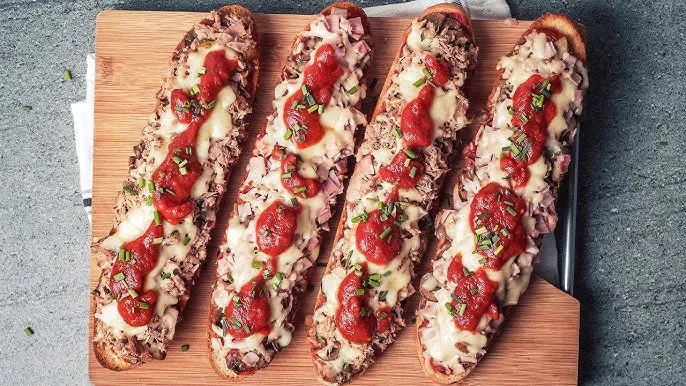 Szybka zapiekanka z bagietki z szynką i serem - idealna na kolację