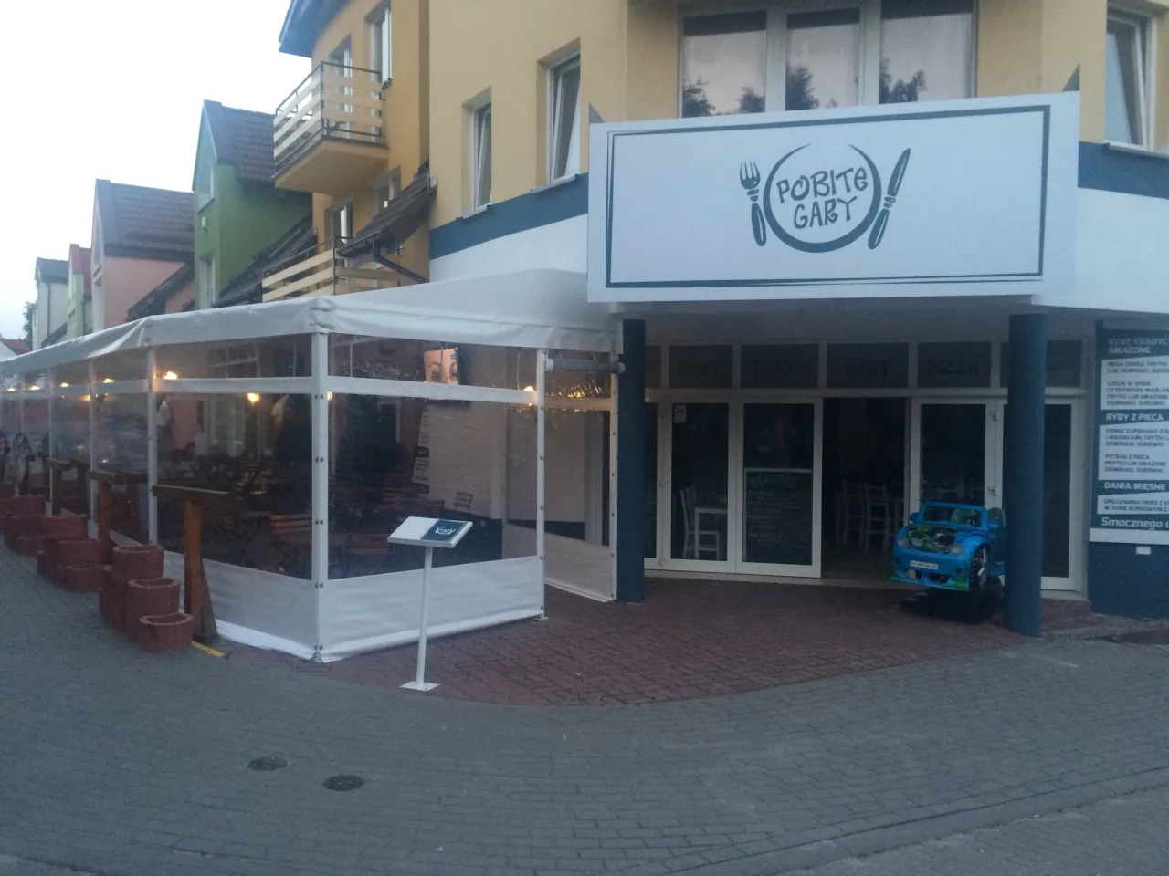 Gdzie zjeść w Dźwirzynie? Odkryj najlepsze miejsca na posiłek