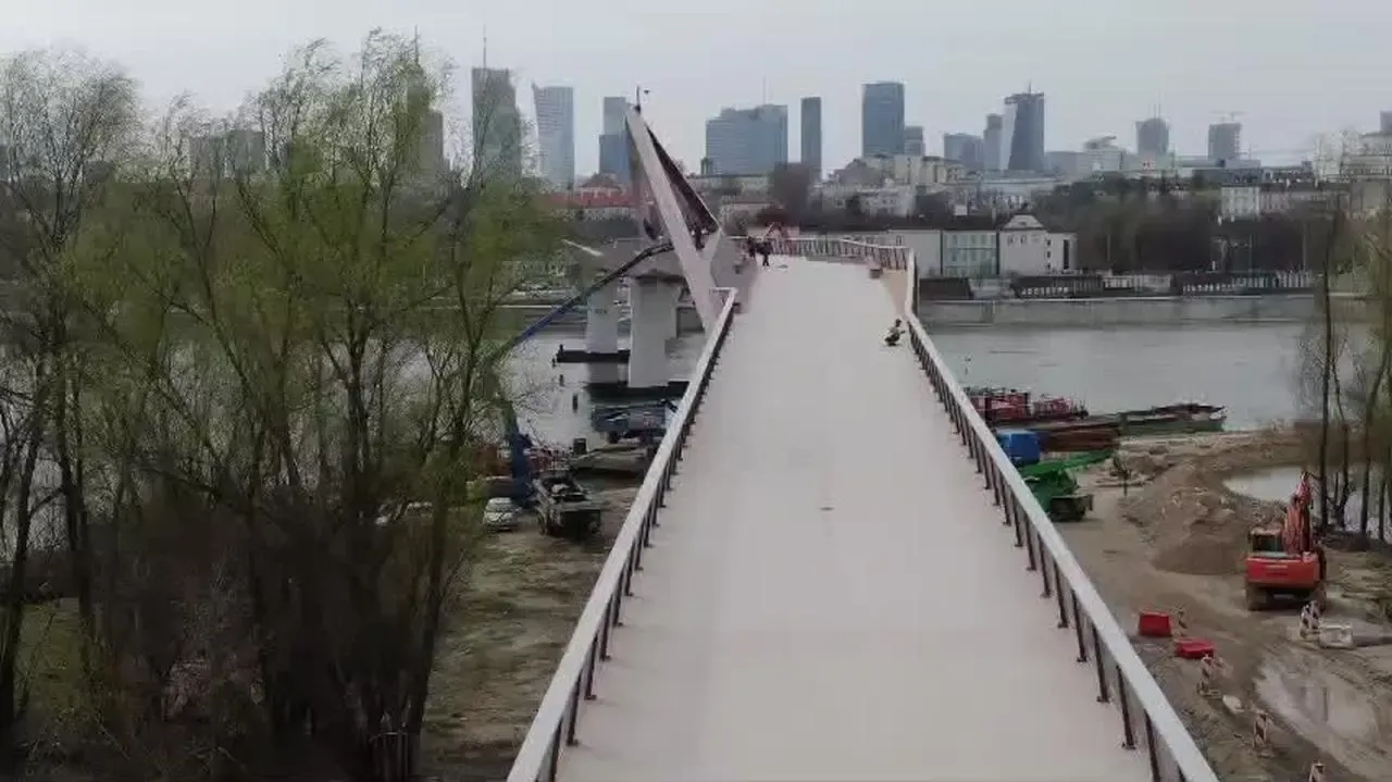 Ile kosztowała kładka Trzaskowskiego? Zaskakujące wydatki na most
