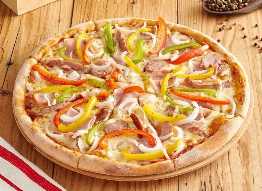 Ile kosztuje pizza? Ceny w popularnych restauracjach i promocje