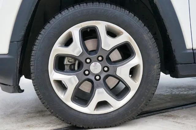 Jakie opony do SUV-a wybrać, aby uniknąć problemów na drodze?