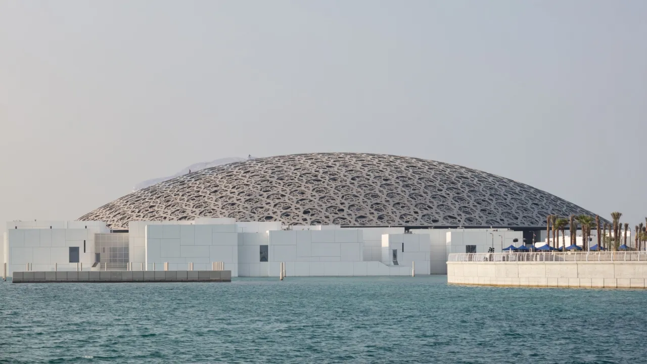 Luwr Abu Zabi - Twój przewodnik po architektonicznym cudzie