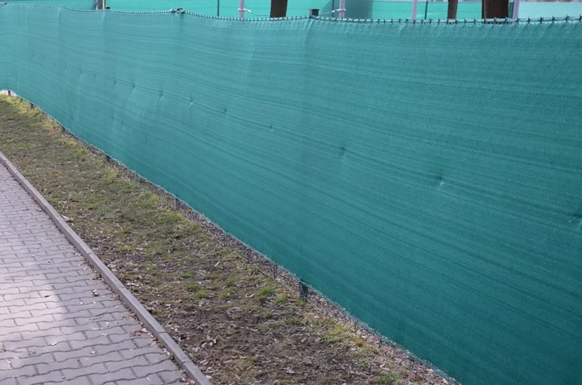 Jak skutecznie zasłonić siatkę ogrodową? Metody na większą prywatność i estetykę.