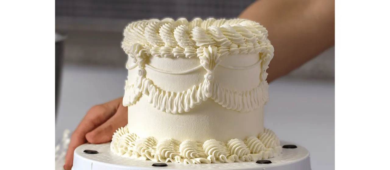 Jak zrobić ozdoby na tort z kremu – proste techniki i porady