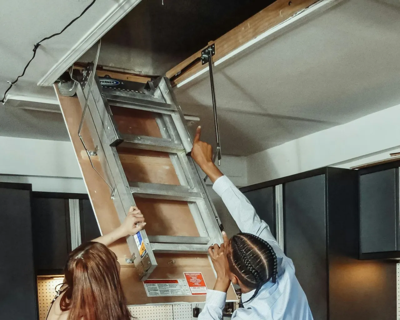 Jak zabudować właz na strych i ukryć go w elegancki sposób