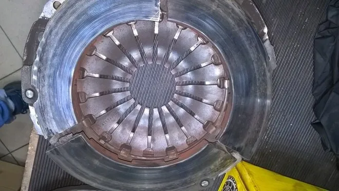 Pęknięty docisk sprzęgła objawy – nie ignoruj tych sygnałów awarii