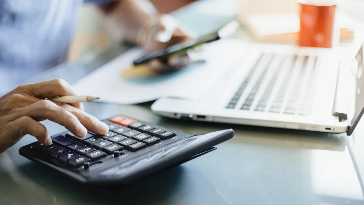 Ile prądu pobiera laptop? Oblicz koszty i oszczędzaj!