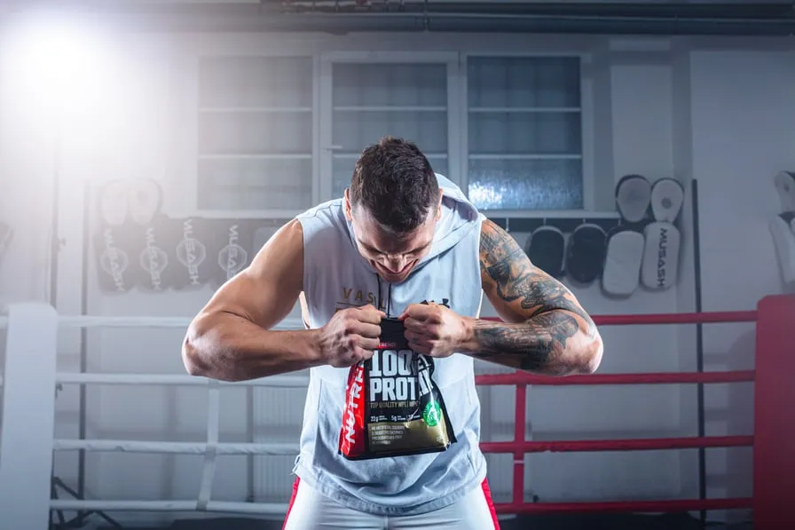 Co daje białko po treningu? Obalamy mity i budujemy mięśnie!