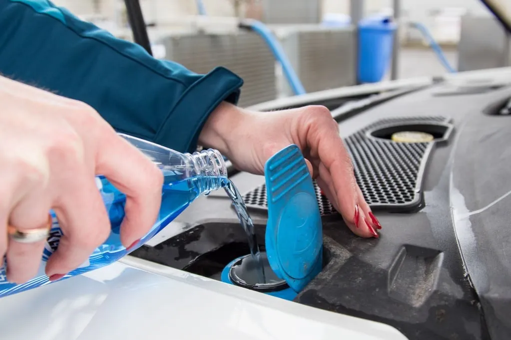 Scheibenwischwasser nachfüllen: So vermeiden Sie Frostschäden im Winter
