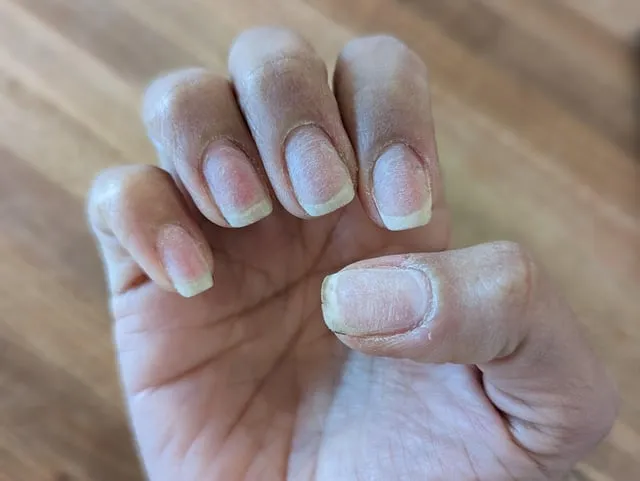 Czy odżywkę do paznokci trzeba zmywać? Oto co musisz wiedzieć