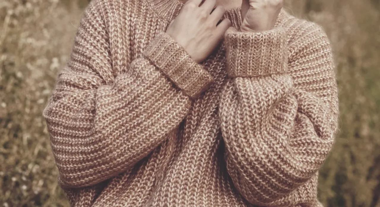 Jak rozciągnąć za mały sweter i uratować ulubioną odzież