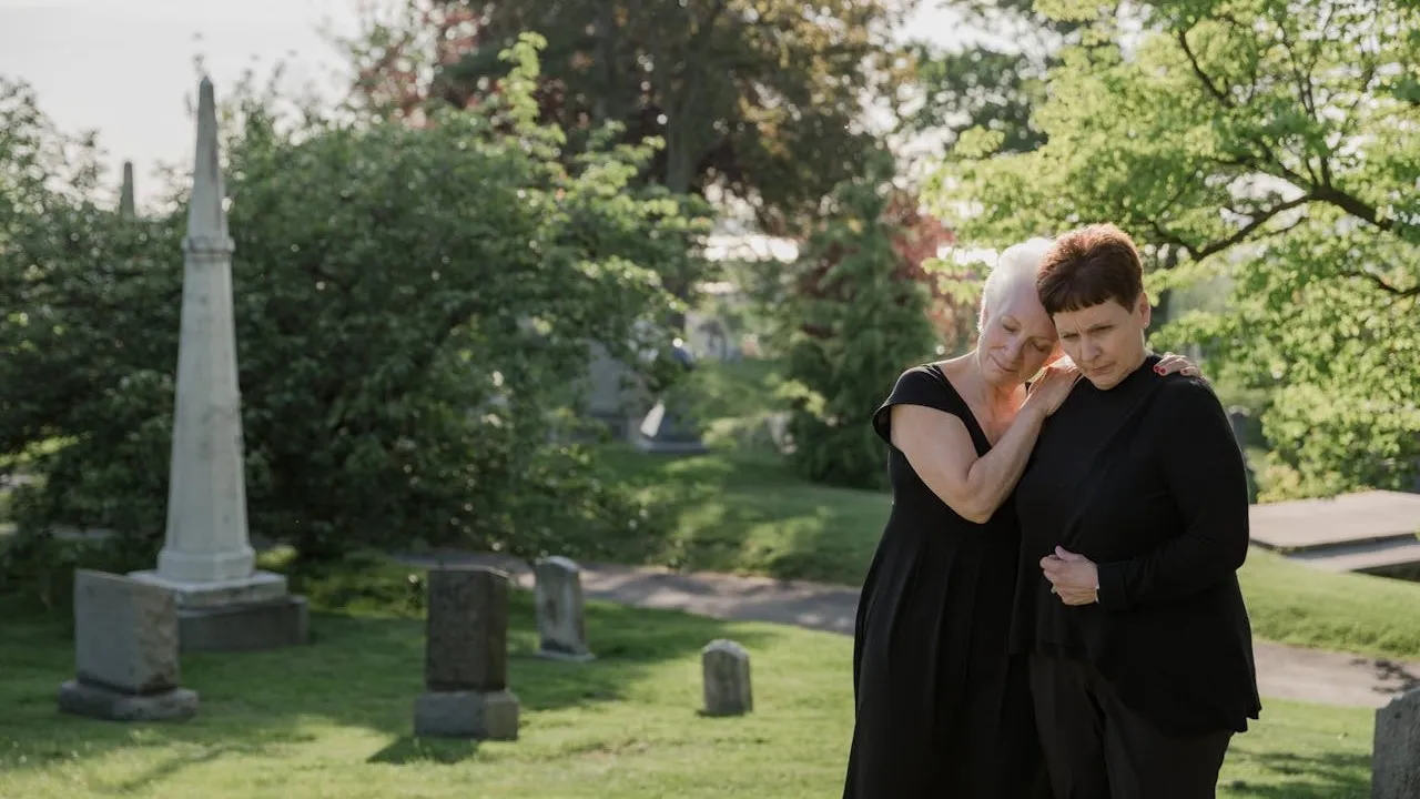 Czego nie wolno robić na pogrzebie, by nie urazić bliskich