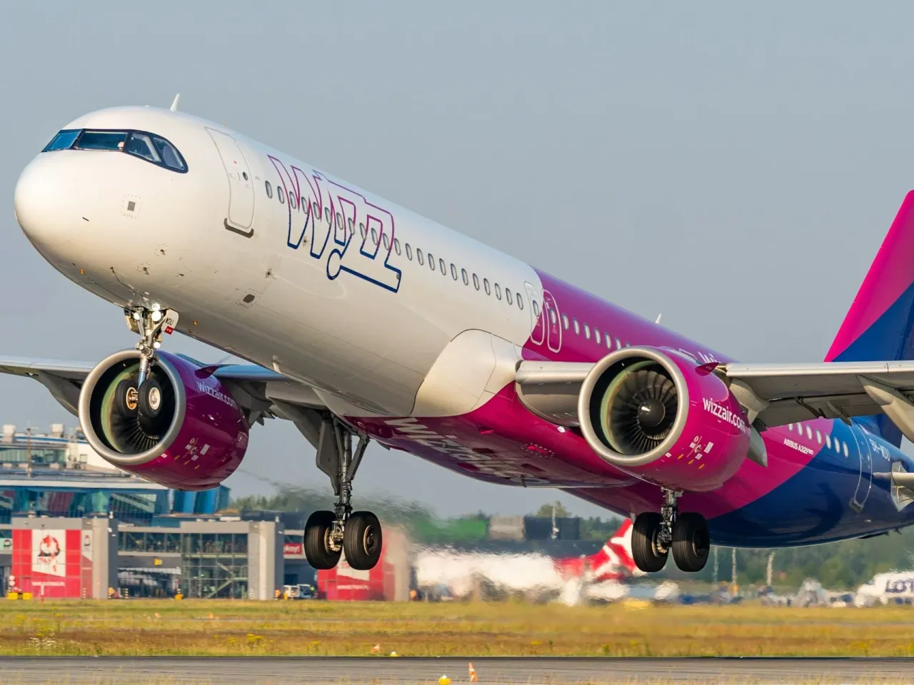 Skąd lata Wizz Air? Odkryj najpopularniejsze trasy i lotniska