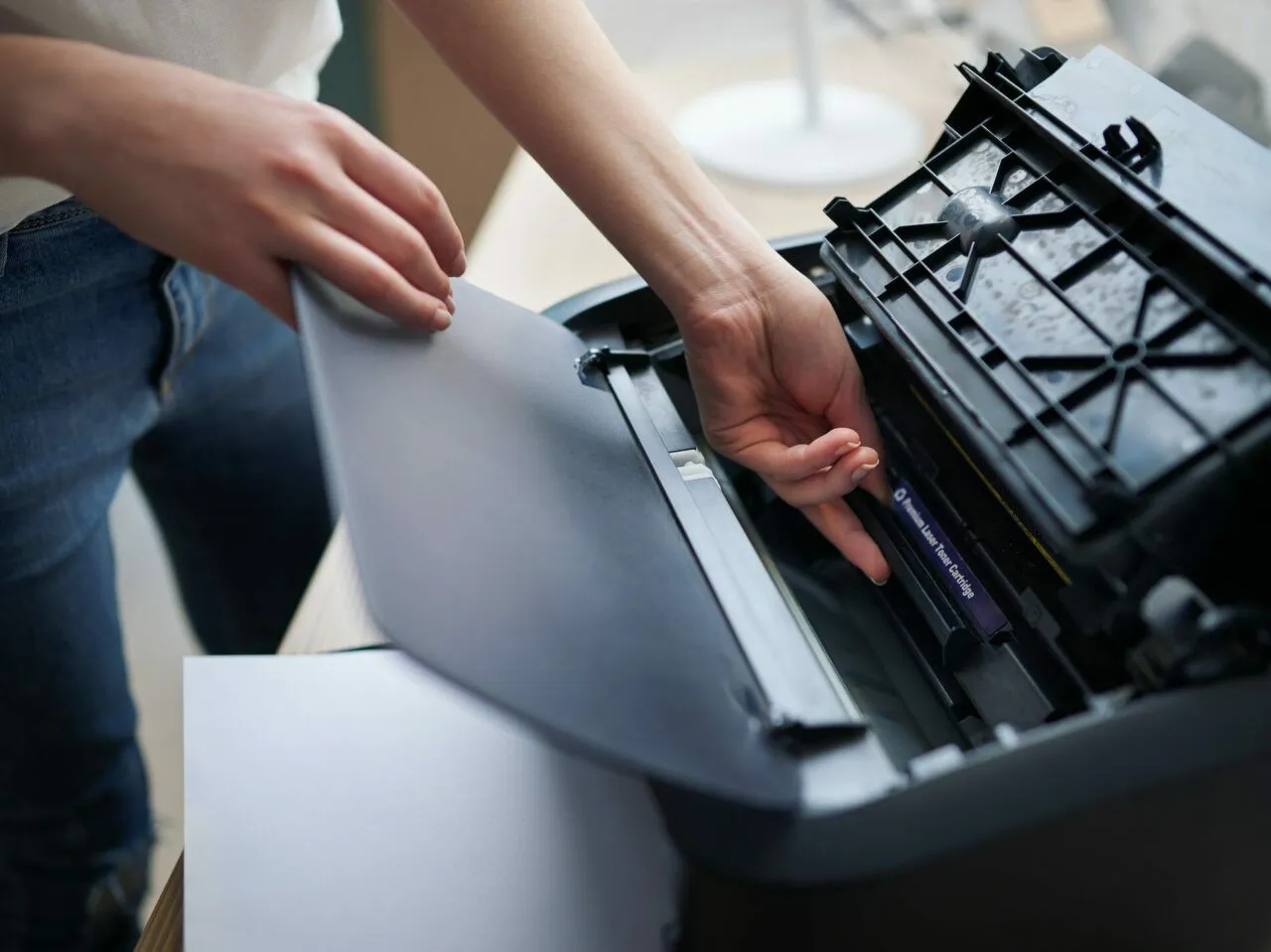 Dlaczego drukarka nie drukuje na czarno? Oto najczęstsze przyczyny