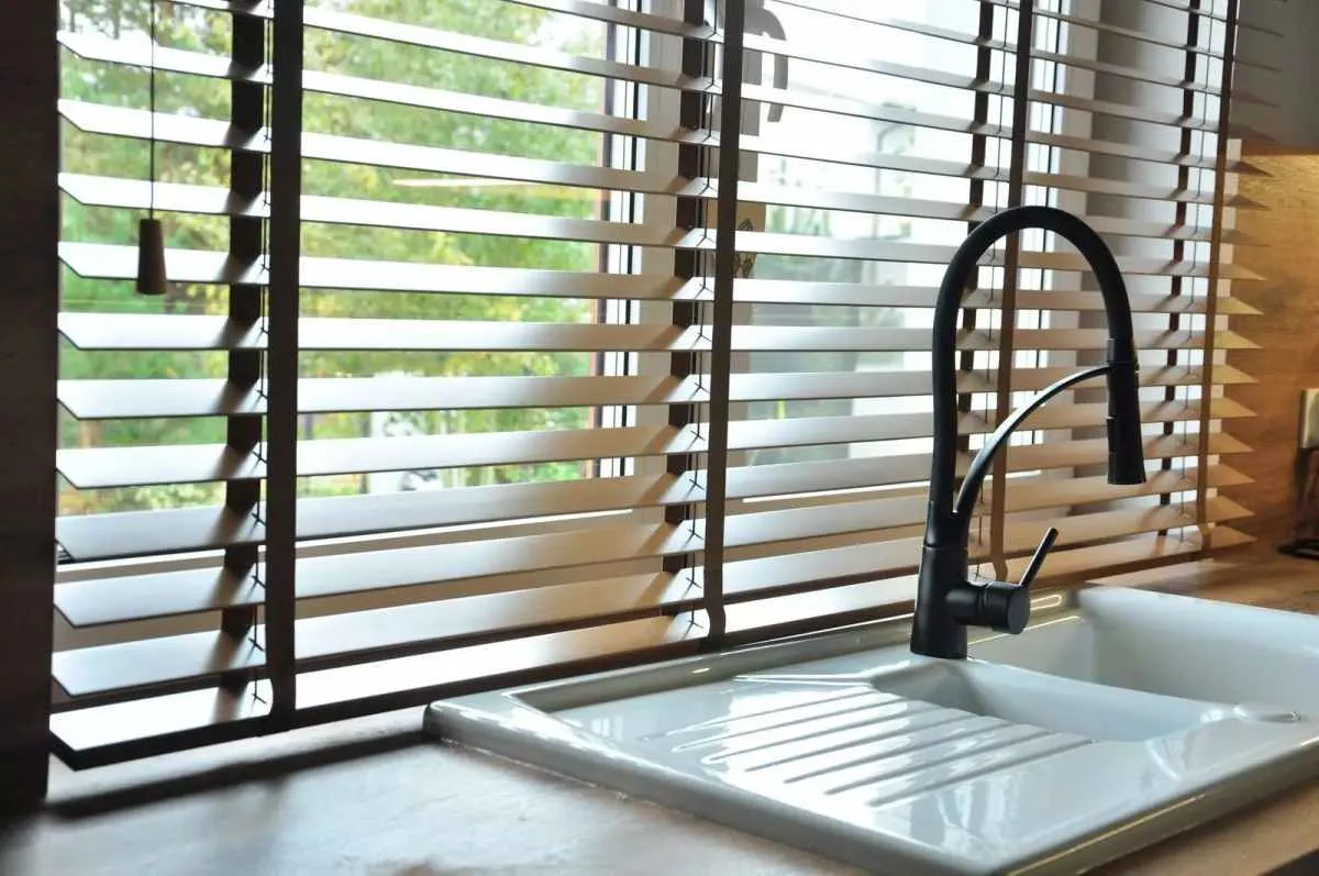 Jakie rolety do brązowych okien - idealne kolory i style do wnętrz