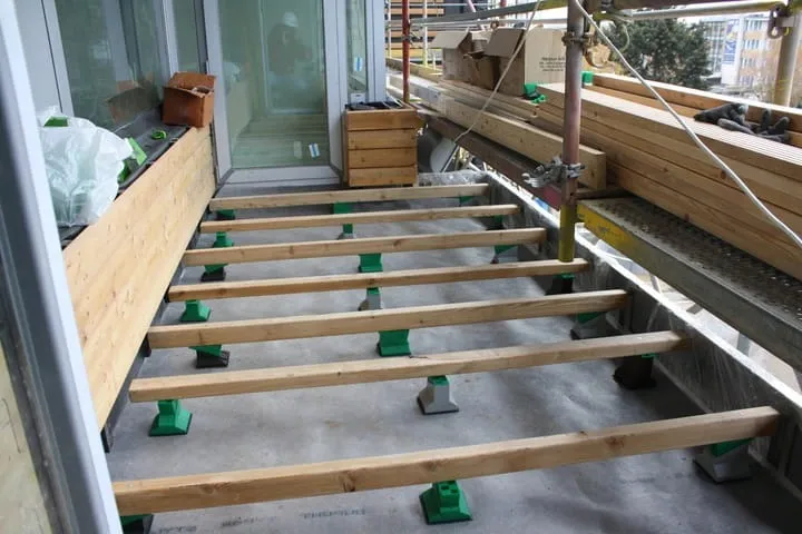 Kotwy pod legary: jak wybrać najlepsze do stabilnych konstrukcji?