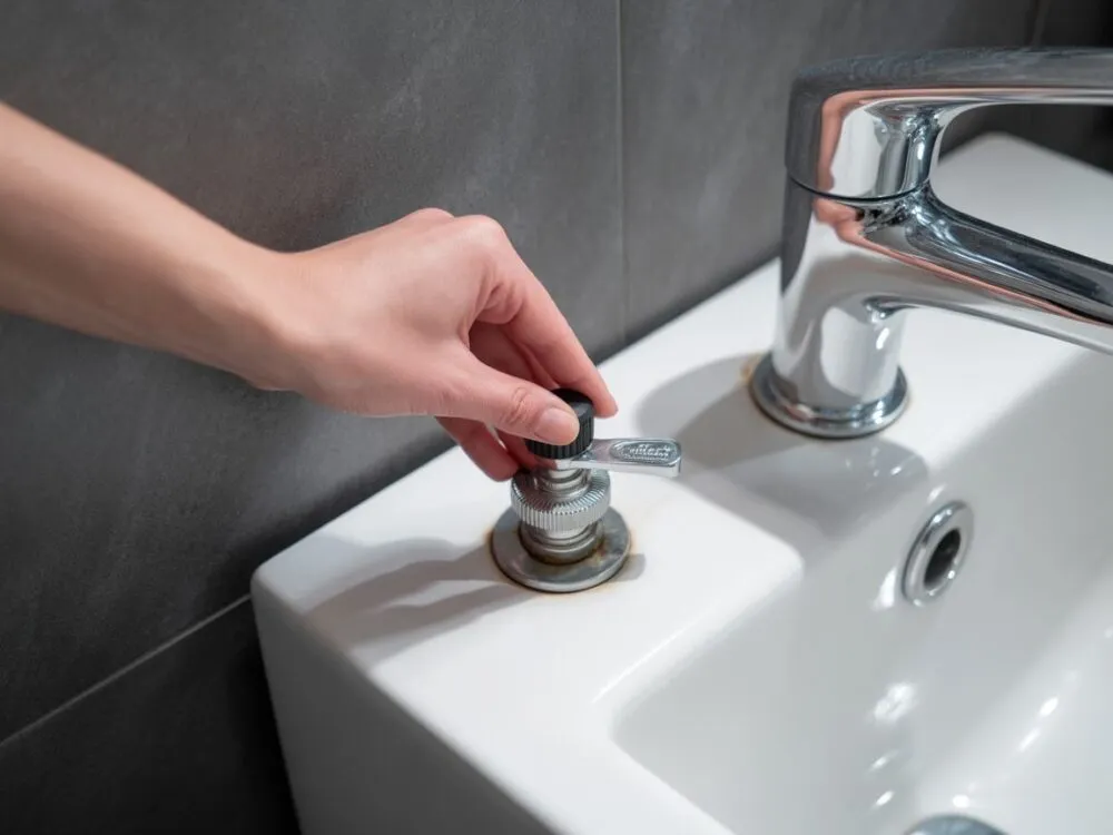 W którą stronę zakręcić zawór wody, aby uniknąć zalania?