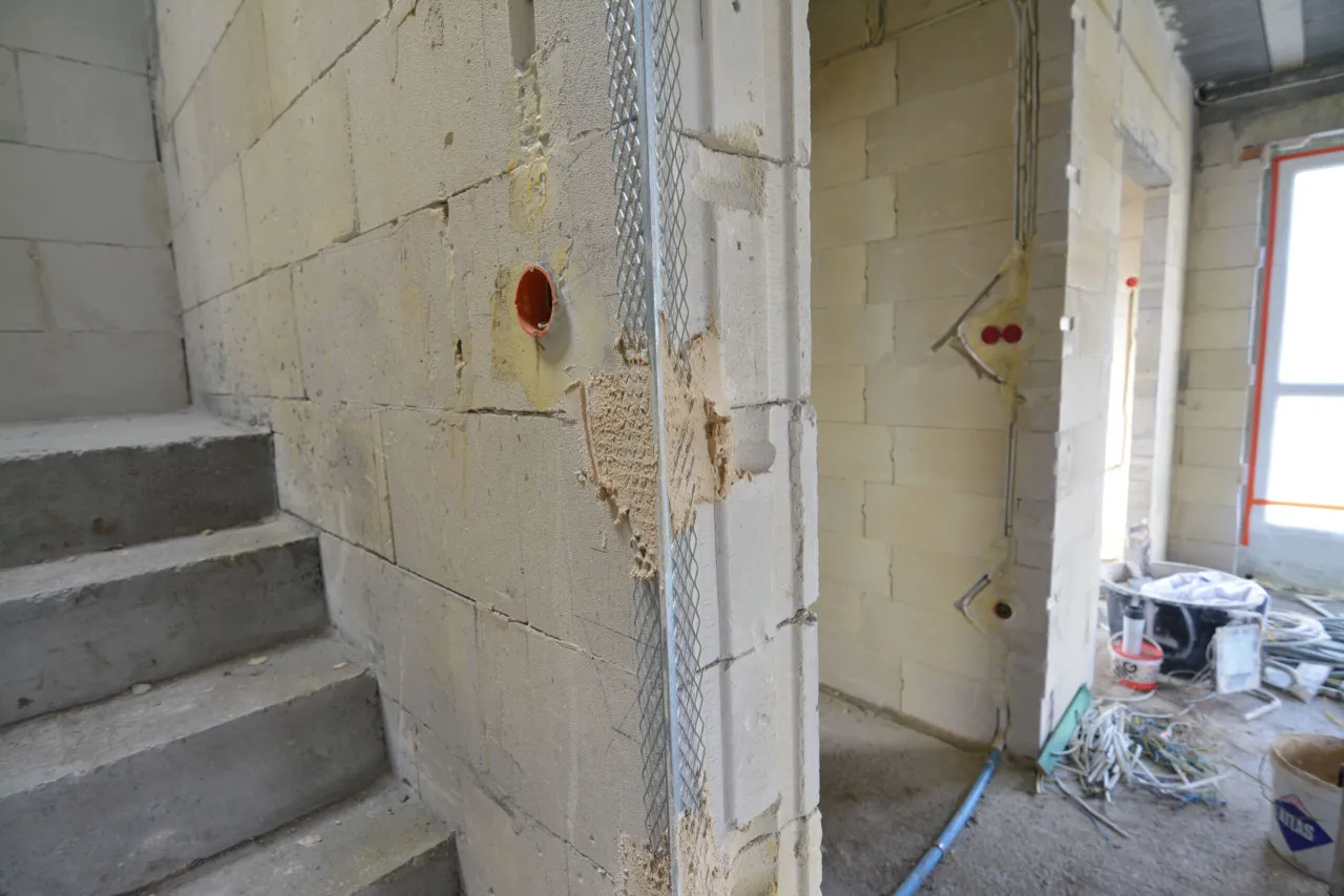 Tynki czy hydraulika? Poznaj prawidłową kolejność prac na budowie