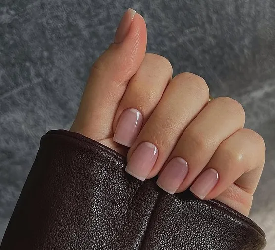 Jakie paznokcie do porodu? Ważne zasady i zalecenia dla przyszłych mam