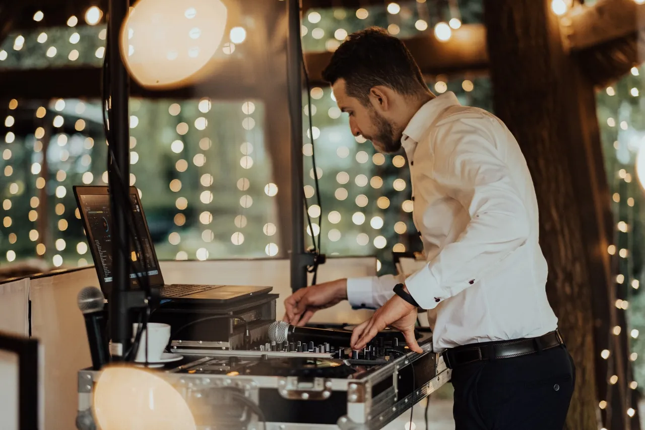 Kto płaci ZAiKS za muzykę na weselu, DJ czy organizator?