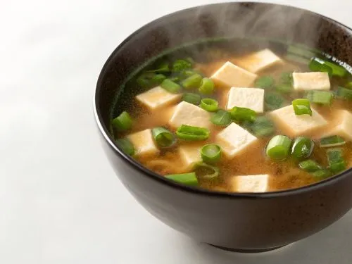 Jak zrobić zupę miso w domu? Prosty przepis krok po kroku