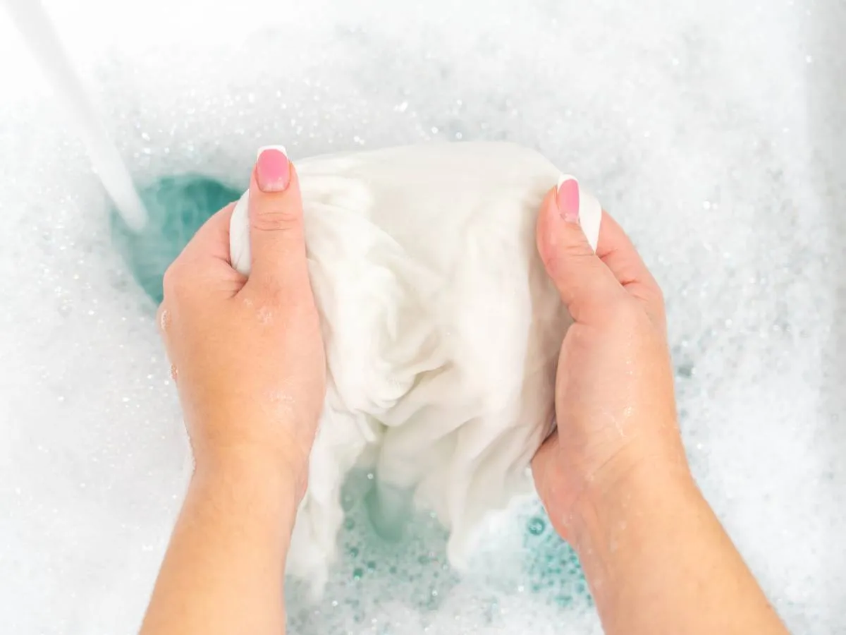 Jak zapobiec żółknięciu białych ubrań: 8 skutecznych metod