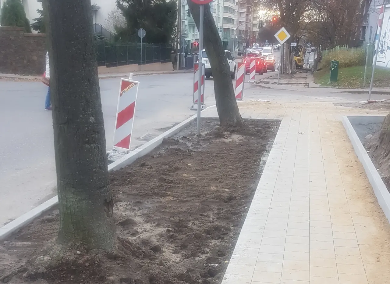 Co to jest chodnik? Zrozum jego znaczenie i rolę w miastach