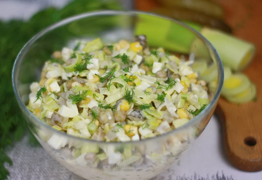 Jak zrobić sałatkę z pora, która zaskoczy Twoich gości smakiem Jak zrobić sałatkę z pora, która zaskoczy Twoich gości smakiem