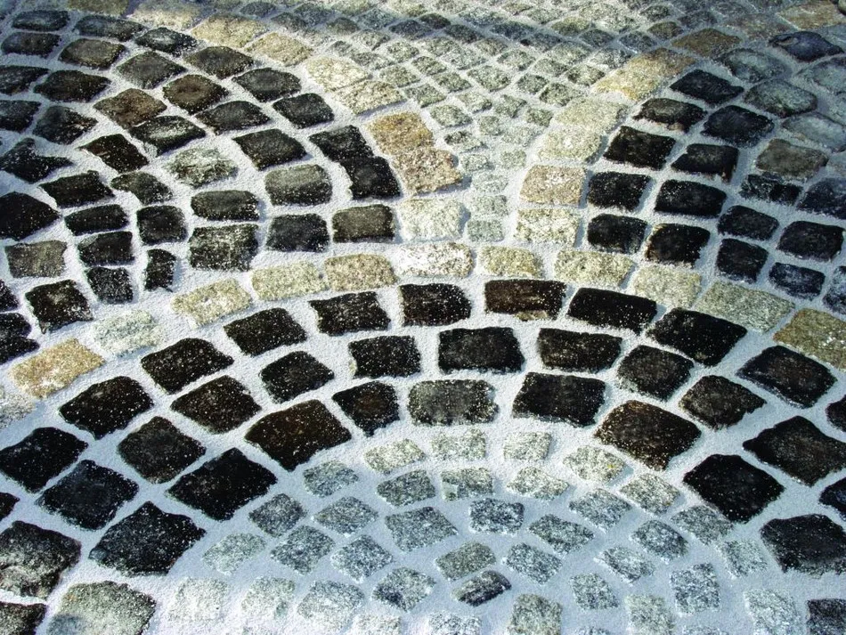 Czym wypełnić kostkę brukową, aby uniknąć problemów z wilgocią?