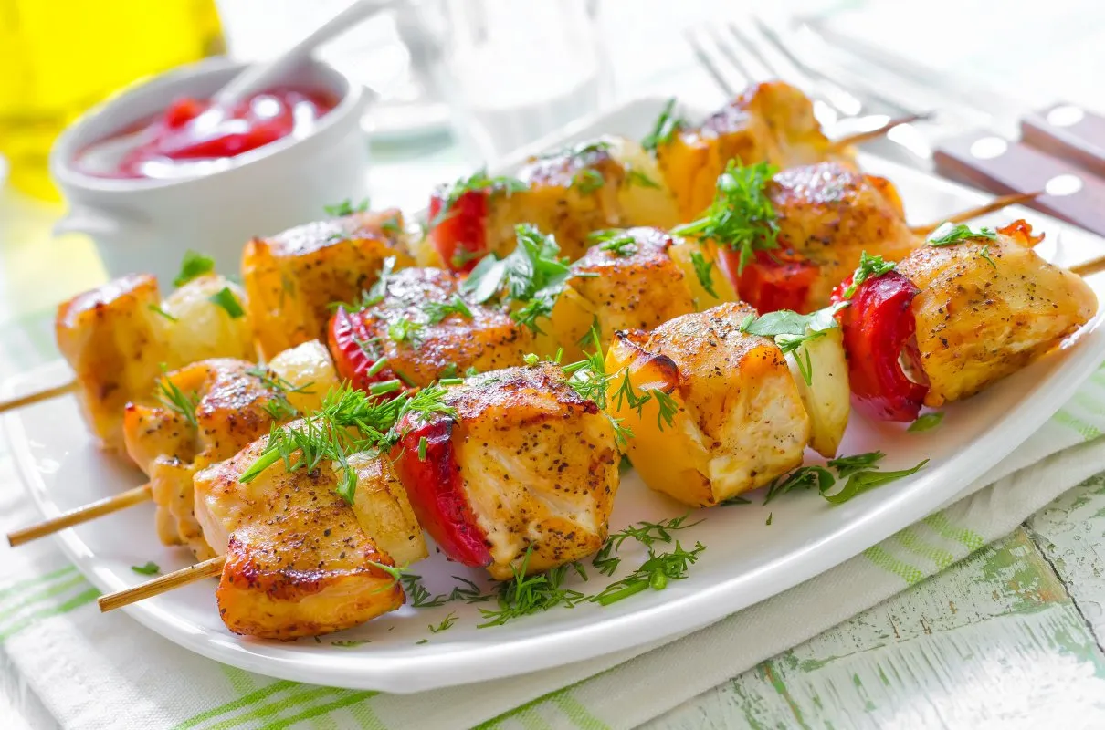 Szaszłyki z kurczaka w piekarniku: soczyste i idealne w 30 min