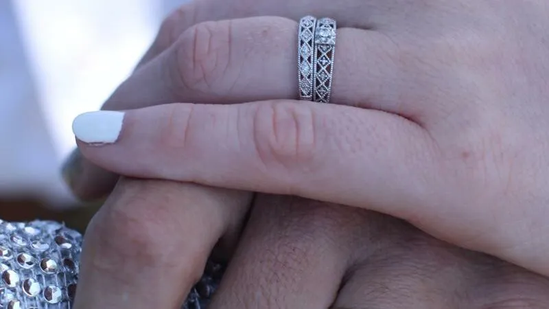 Jaką próbę ma białe złoto? Odkryj różnice i wartość w biżuterii