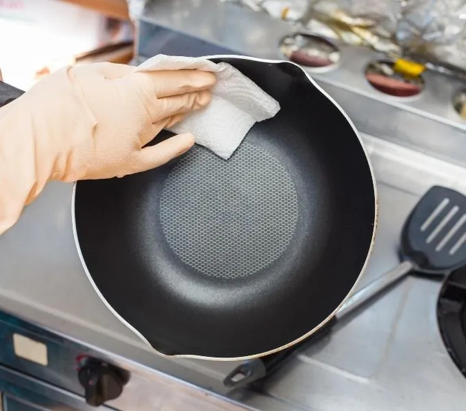 Skuteczne sposoby na to, jak wyczyścić dno patelni bez trudu