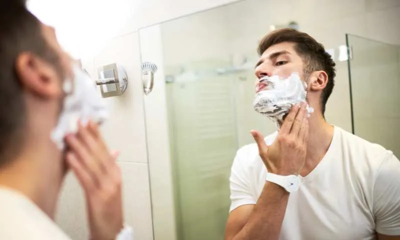 Jak się golić maszynką na żyletki bez podrażnień i zacięć