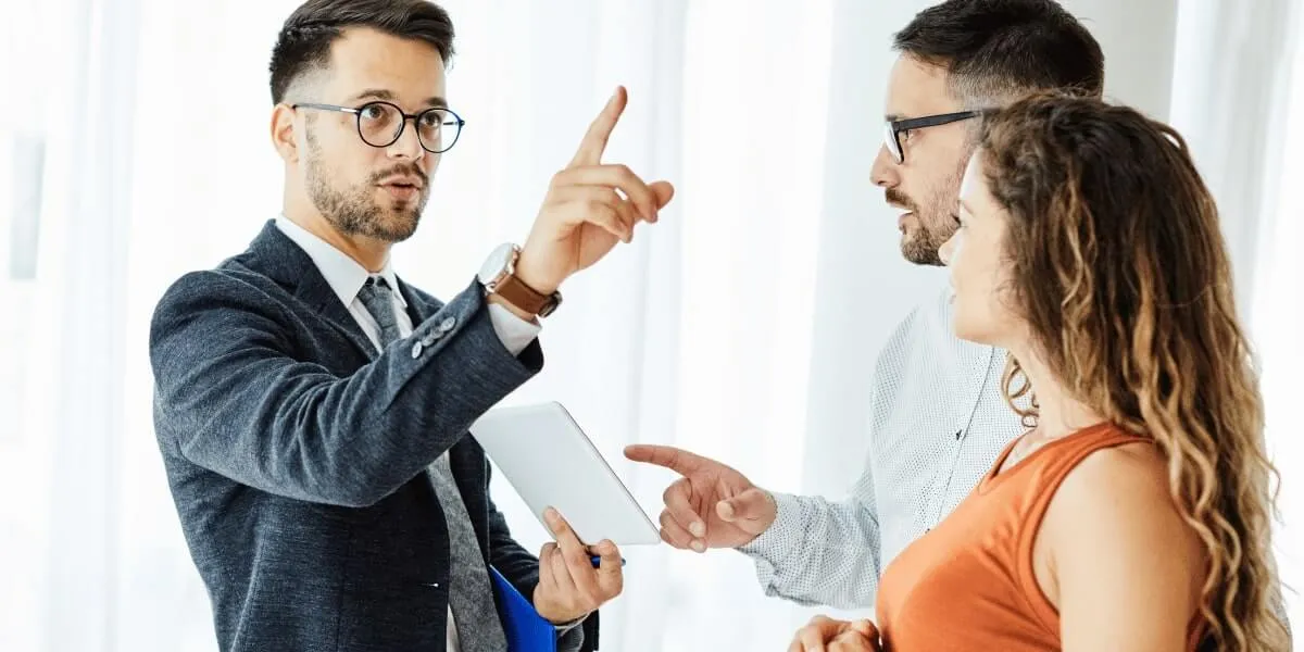 Czy można odstąpić od umowy zawartej w salonie? Sprawdź zasady!