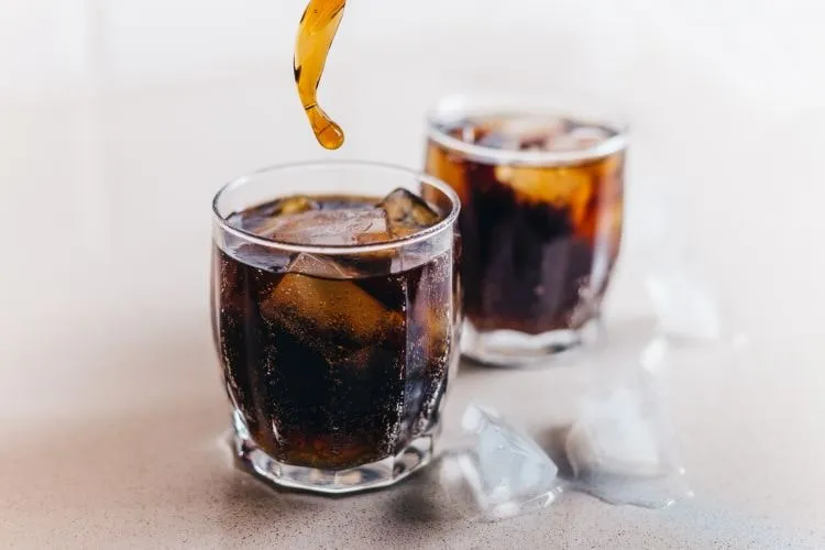 Coca-Cola drink: historia, smaki i najlepsze przepisy na drinki