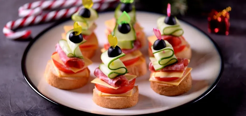 Jak zrobić najbardziej imprezowe koreczki na Sylwestra? Doskonałe przepisy!