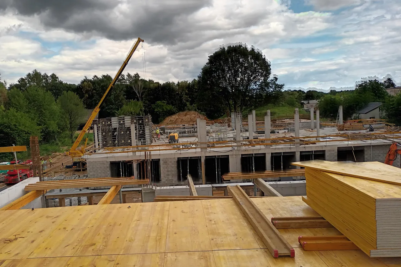 Jak dobrać grubość deski na szalunek stropu dla solidnej konstrukcji?