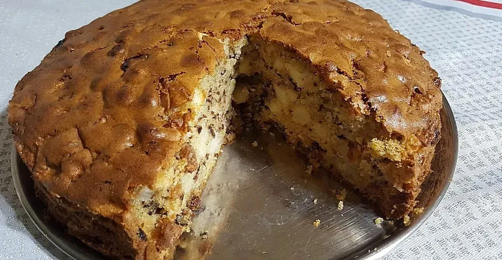 Pyszne ciasto orzechowe z jabłkami - prosty przepis na deser