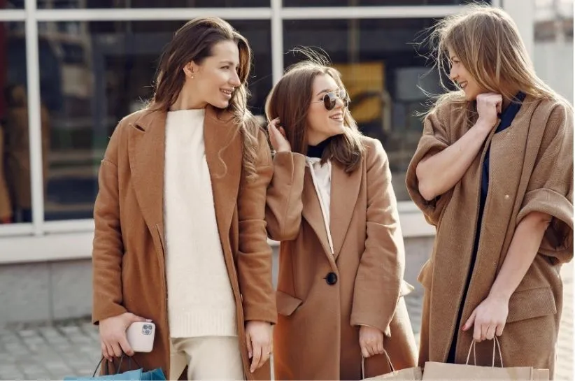 Jak wybrać idealny płaszcz dla niskiej kobiety – unikaj tych błędów!