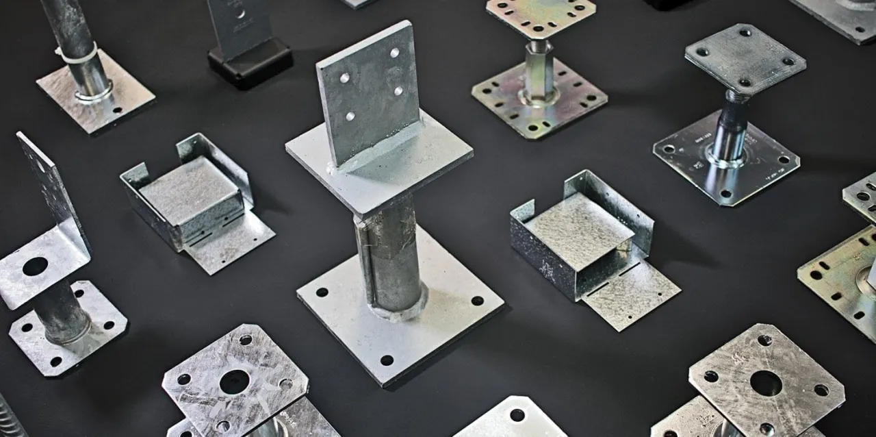 Jak kotwy do drewna regulowane zapewniają stabilność konstrukcji ogrodowych