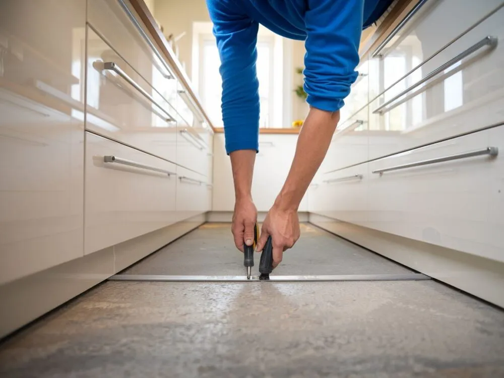 Montaż szafek kuchennych: Poradnik krok po kroku i błędy