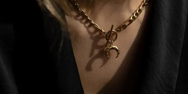 Naszyjnik z kółkiem co oznacza? Odkryj jego głęboką symbolikę