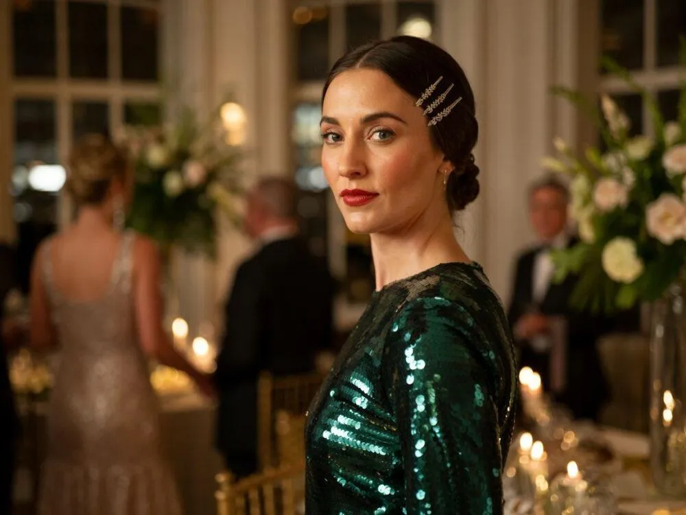 Jaka biżuteria do cekinowej sukienki, by uniknąć modowej wpadki?