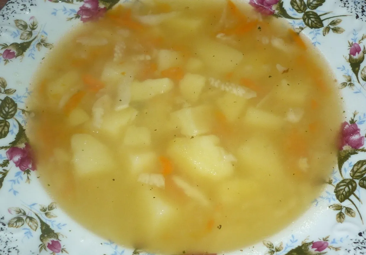 Jaką zupę na wędzonce przygotować? Przepisy, które zaskoczą smakiem