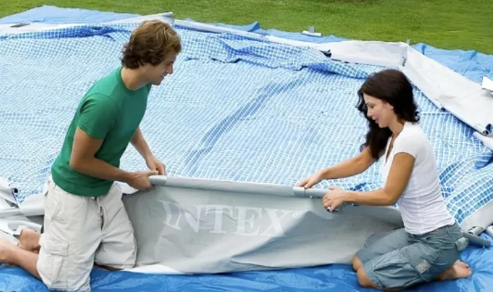 Kiedy rozkładać basen ogrodowy, aby uniknąć uszkodzeń zimą?