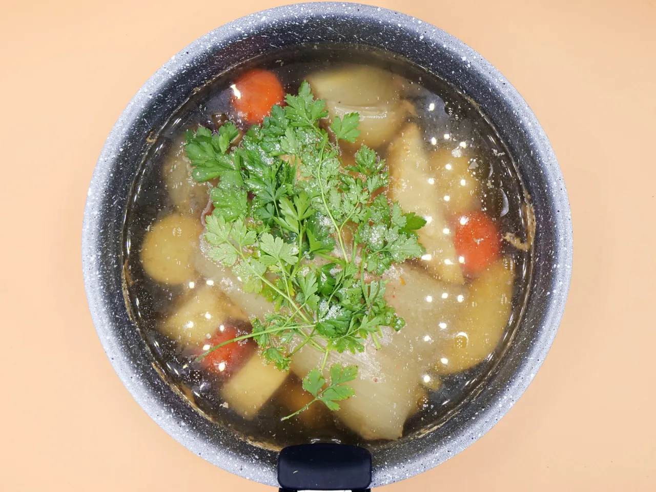 Rosół drobiowy kcal – poznaj kaloryczność i zdrowe dodatki