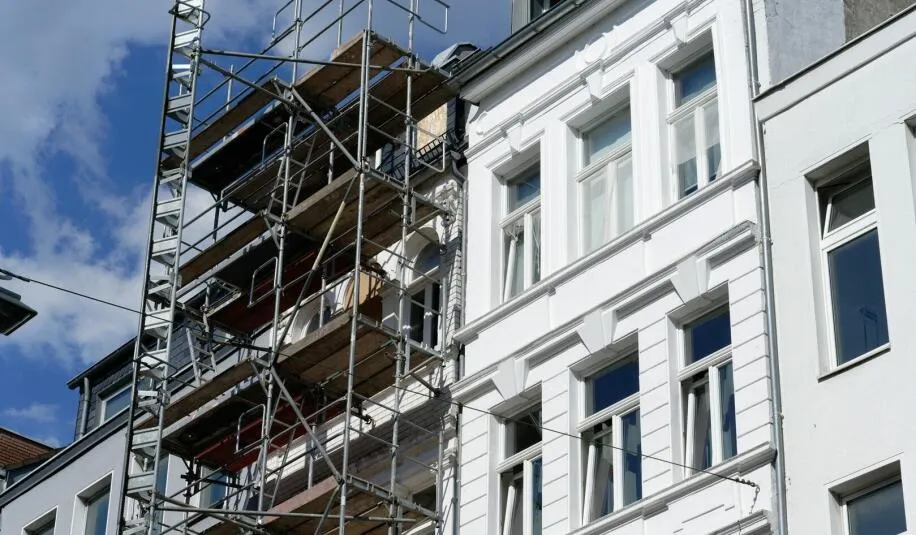 Jak zabezpieczyć elewacje przed brudem i uniknąć kosztownych napraw